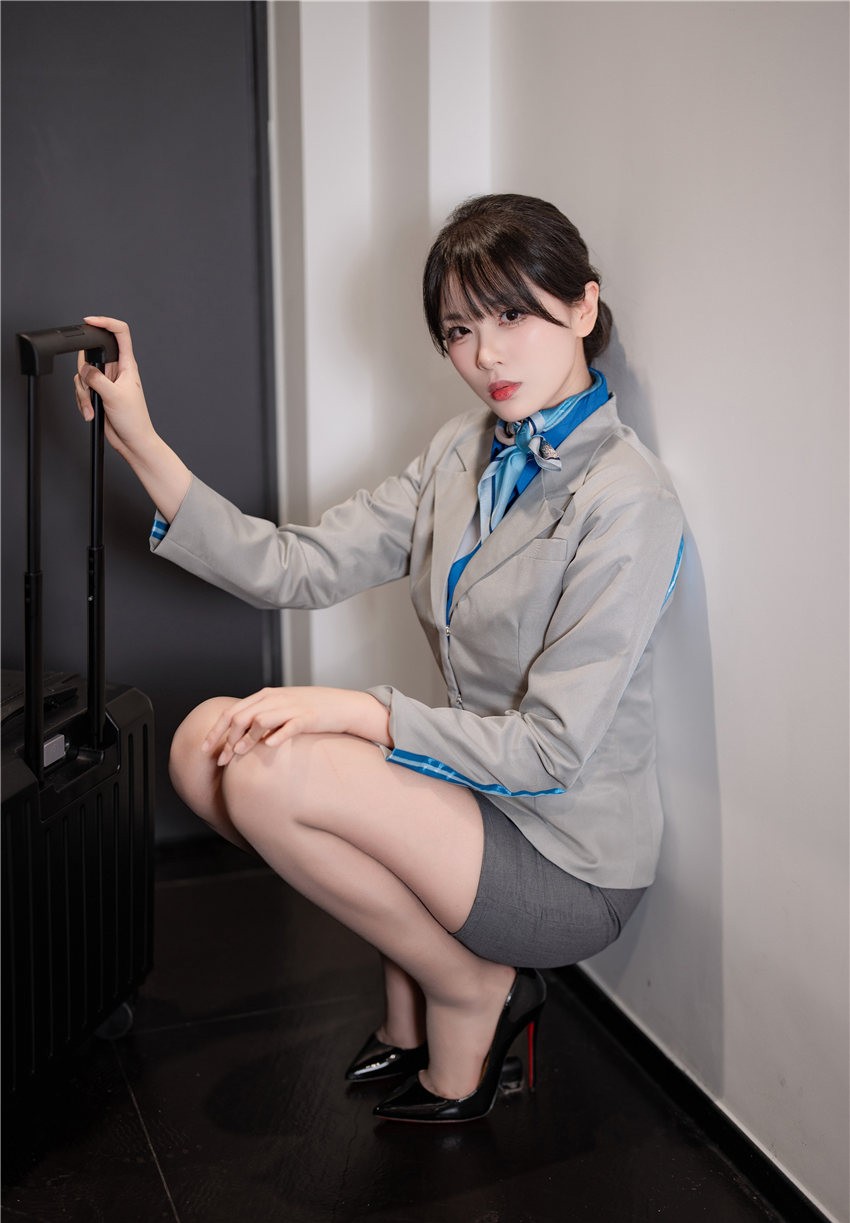 轩萧学姐 生日作 空姐黑咝+灰咝 [140P2V-7.82G]