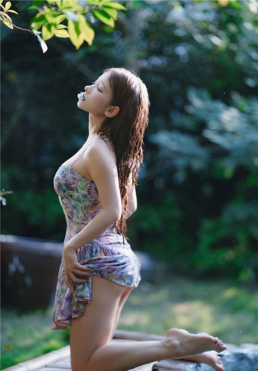 蠢沫沫 水池碎花裙 [27P-675M]