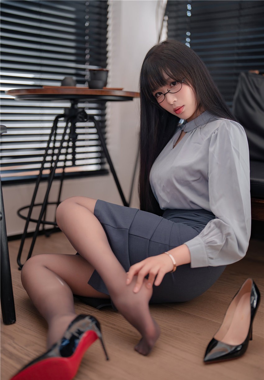 轩萧学姐 蓝裙OL[190P4V-1.49GB]