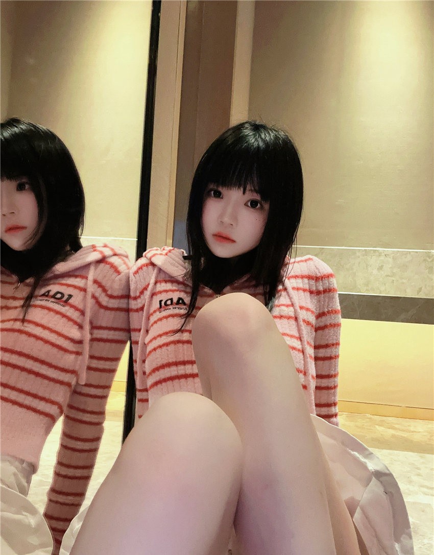 桜桃喵 条纹毛衣 [22P-98MB]