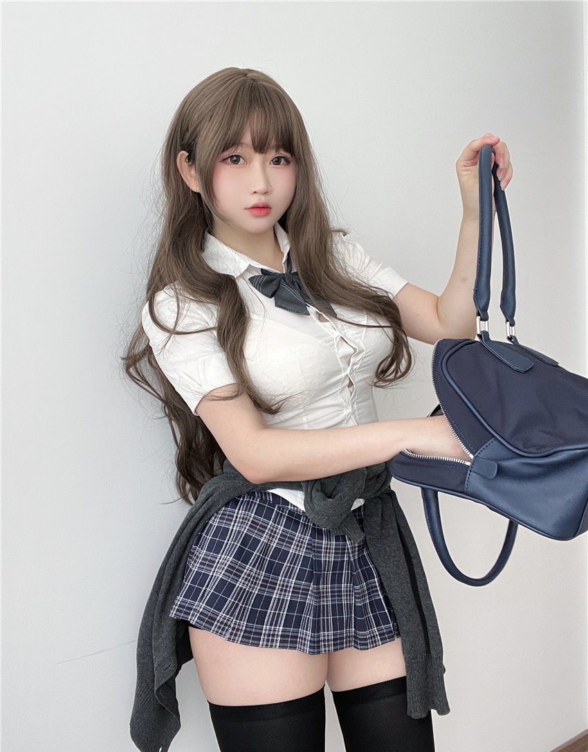 是依酱吖 学姐的日常 [35P3V-994MB]